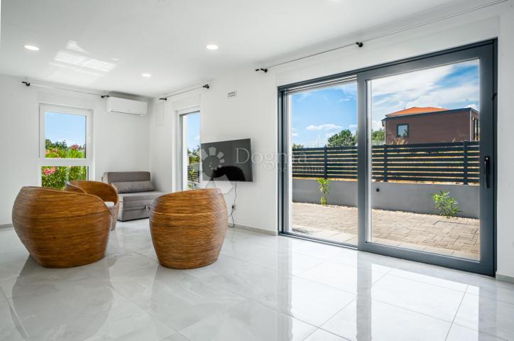 Samostojeća moderna vila sa bazenom