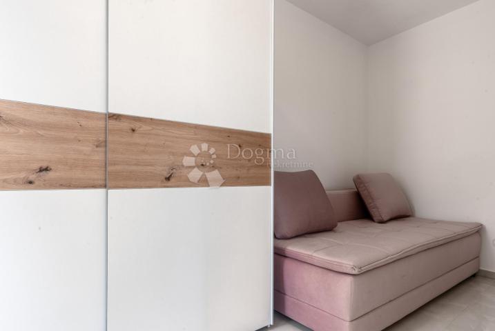 Samostojeća moderna vila sa bazenom