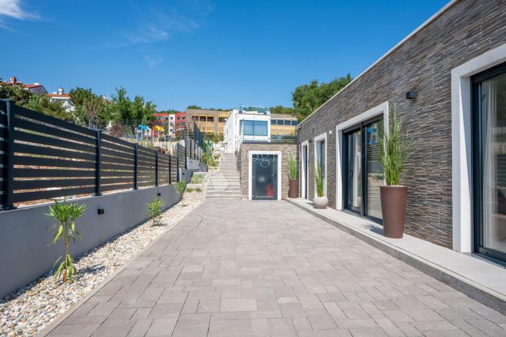 Samostojeća moderna vila sa bazenom