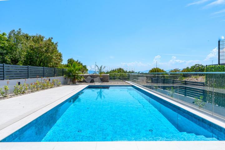 Samostojeća moderna vila sa bazenom