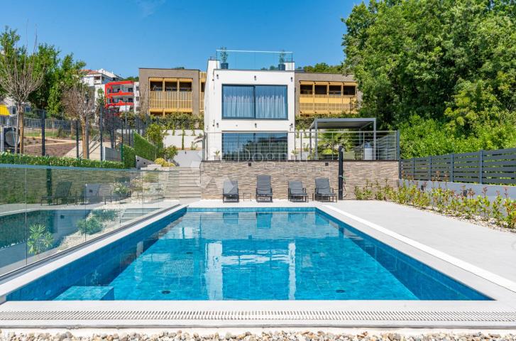 Samostojeća moderna vila sa bazenom