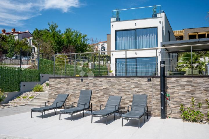 Samostojeća moderna vila sa bazenom