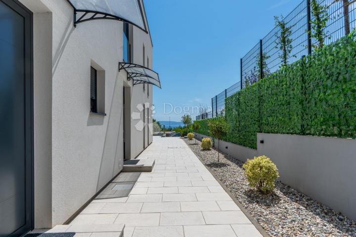 Samostojeća moderna vila sa bazenom