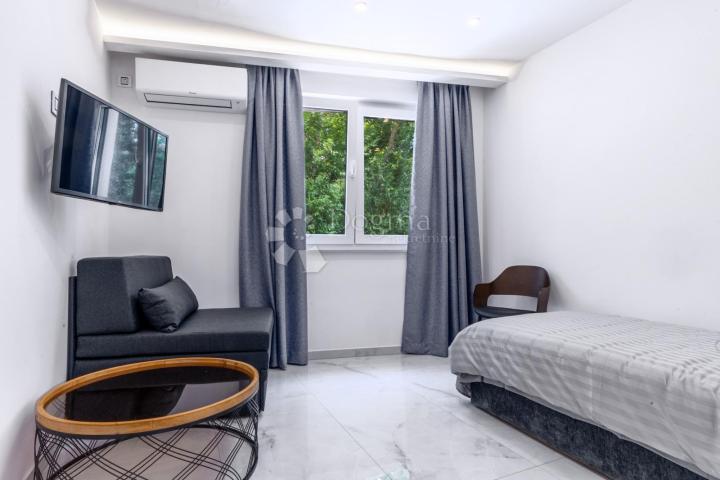 Samostojeća moderna vila sa bazenom
