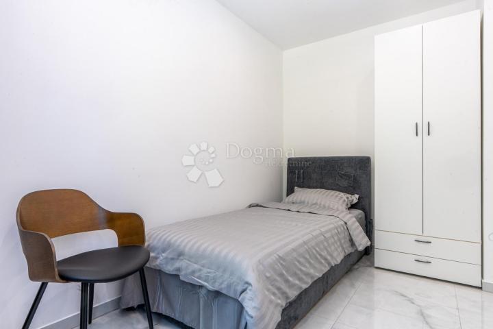 Samostojeća moderna vila sa bazenom