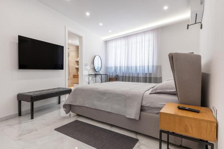 Samostojeća moderna vila sa bazenom