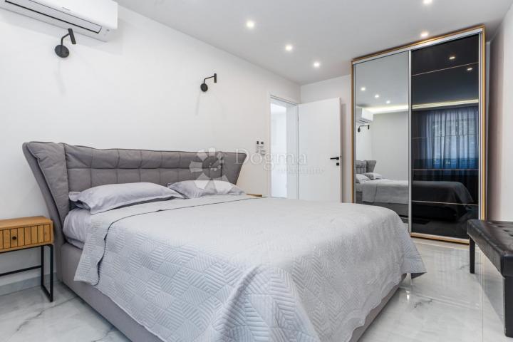 Samostojeća moderna vila sa bazenom