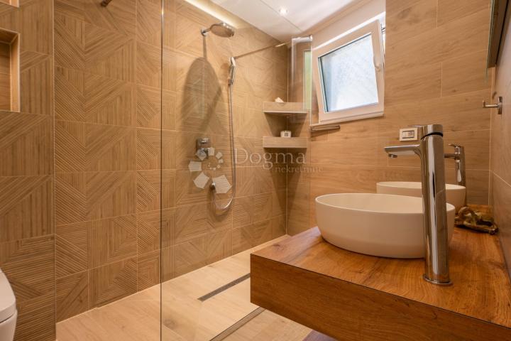 Samostojeća moderna vila sa bazenom
