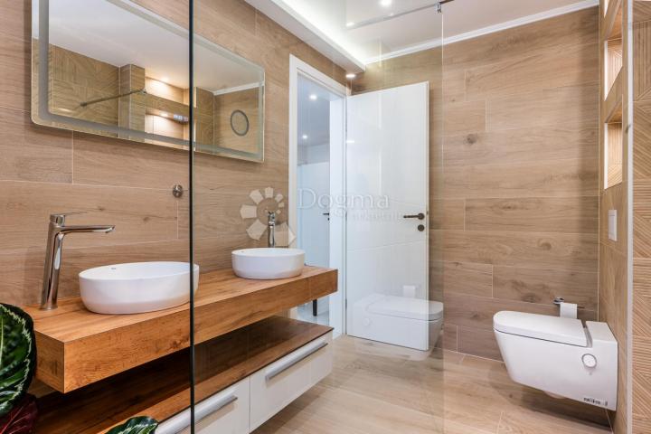 Samostojeća moderna vila sa bazenom