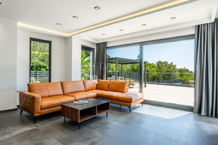 Samostojeća moderna vila sa bazenom