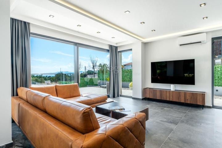 Samostojeća moderna vila sa bazenom