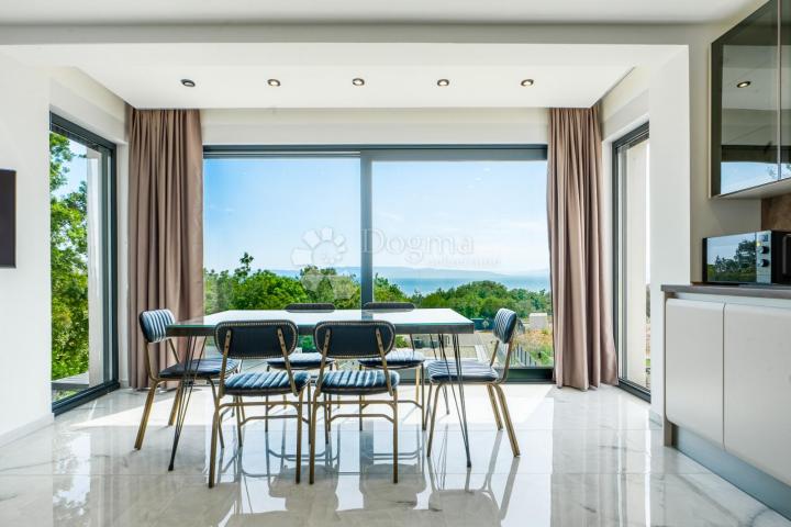 Samostojeća moderna vila sa bazenom