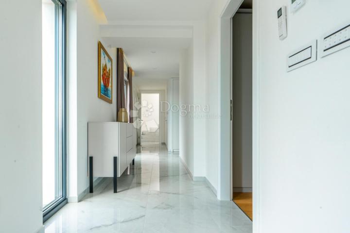 Samostojeća moderna vila sa bazenom