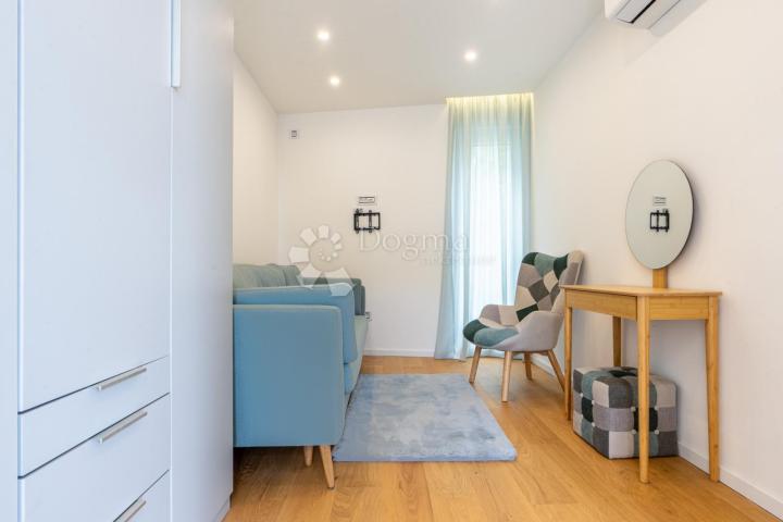 Samostojeća moderna vila sa bazenom
