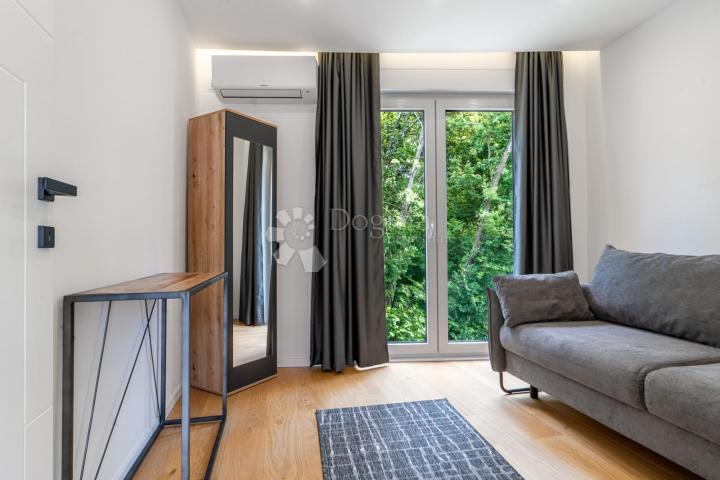 Samostojeća moderna vila sa bazenom