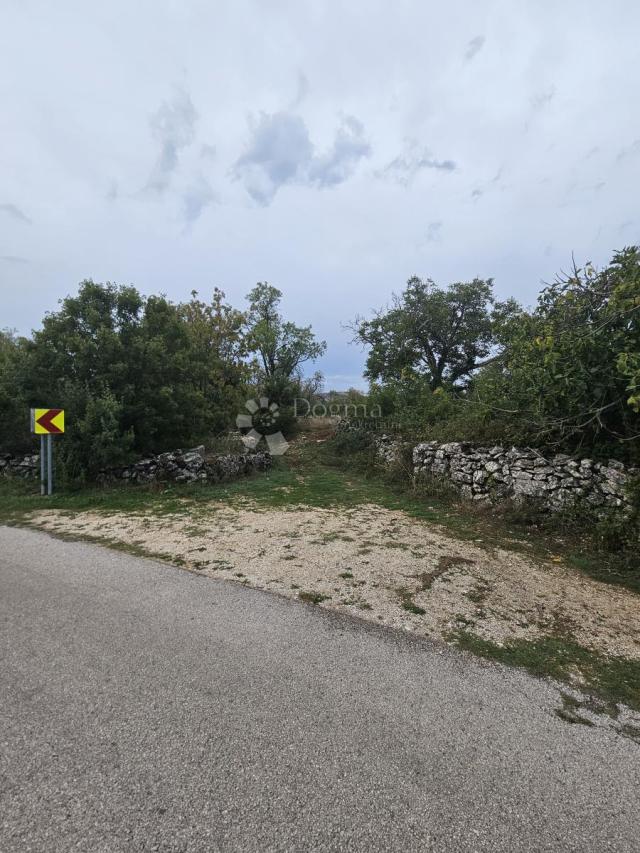 Poljoprivredno zemljište s montažnim objektom 200m2!  Bristivica 