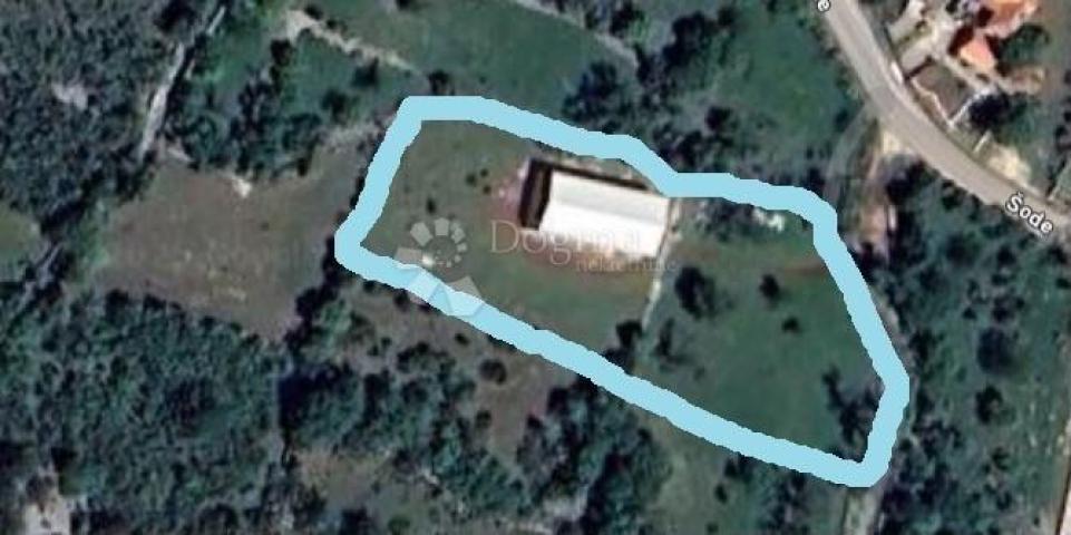 Poljoprivredno zemljište s montažnim objektom 200m2!  Bristivica 