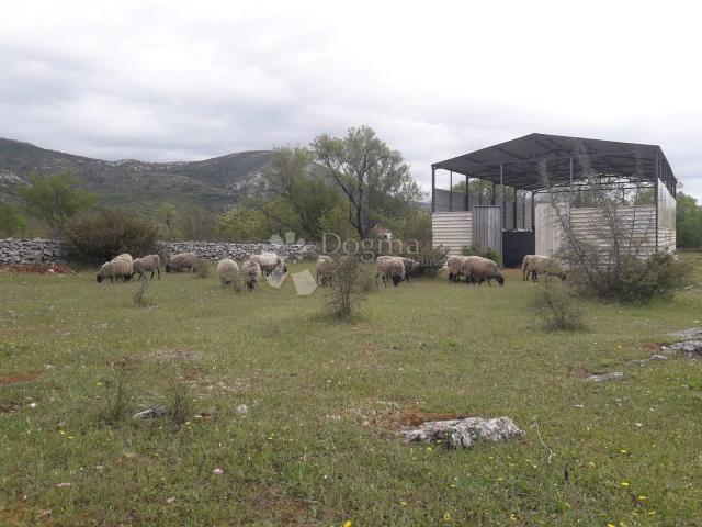 Poljoprivredno zemljište s montažnim objektom 200m2!  Bristivica 