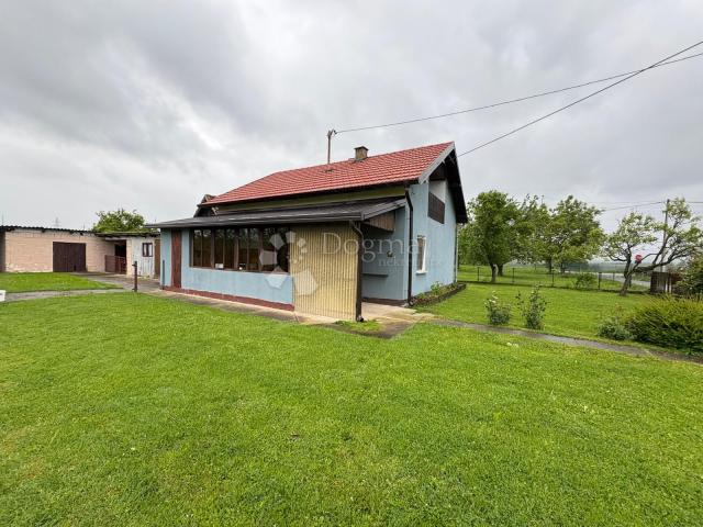Kuća s potencijalom i okućnicom od 1240 m²