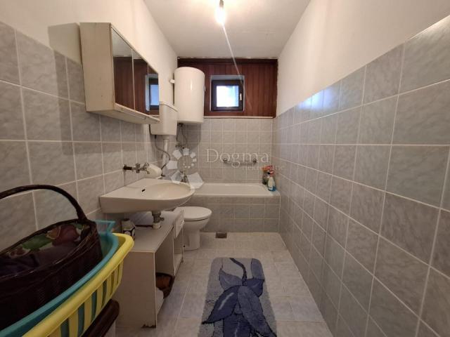 Kuća s potencijalom i okućnicom od 1240 m²