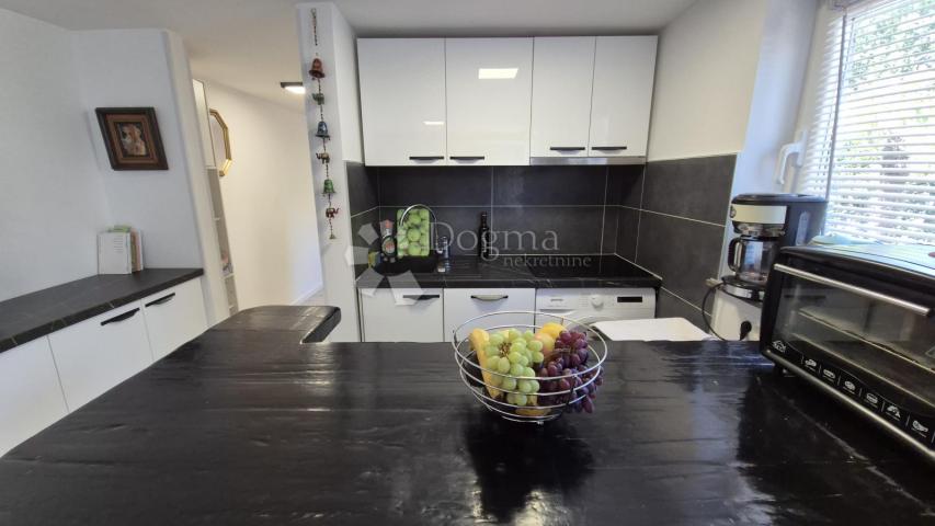 Njivice - apartman samo 50 metara od plaže