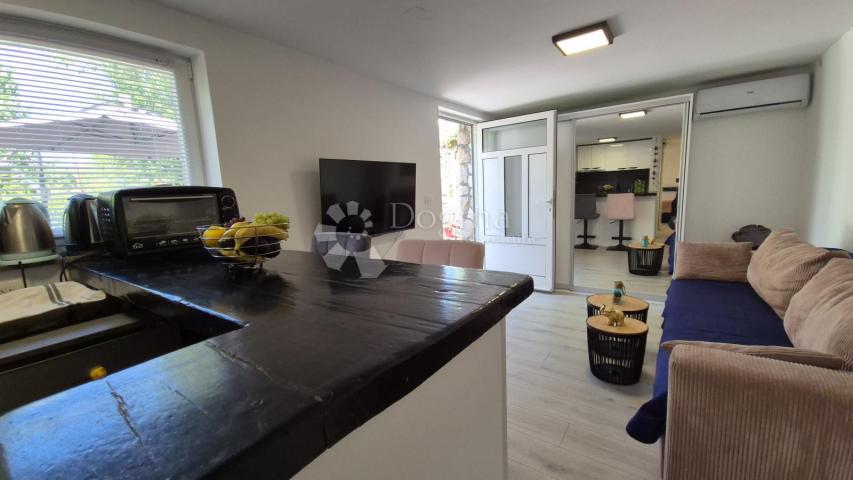 Njivice - apartman samo 50 metara od plaže