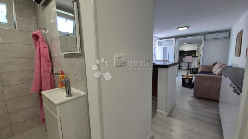 Njivice - apartman samo 50 metara od plaže
