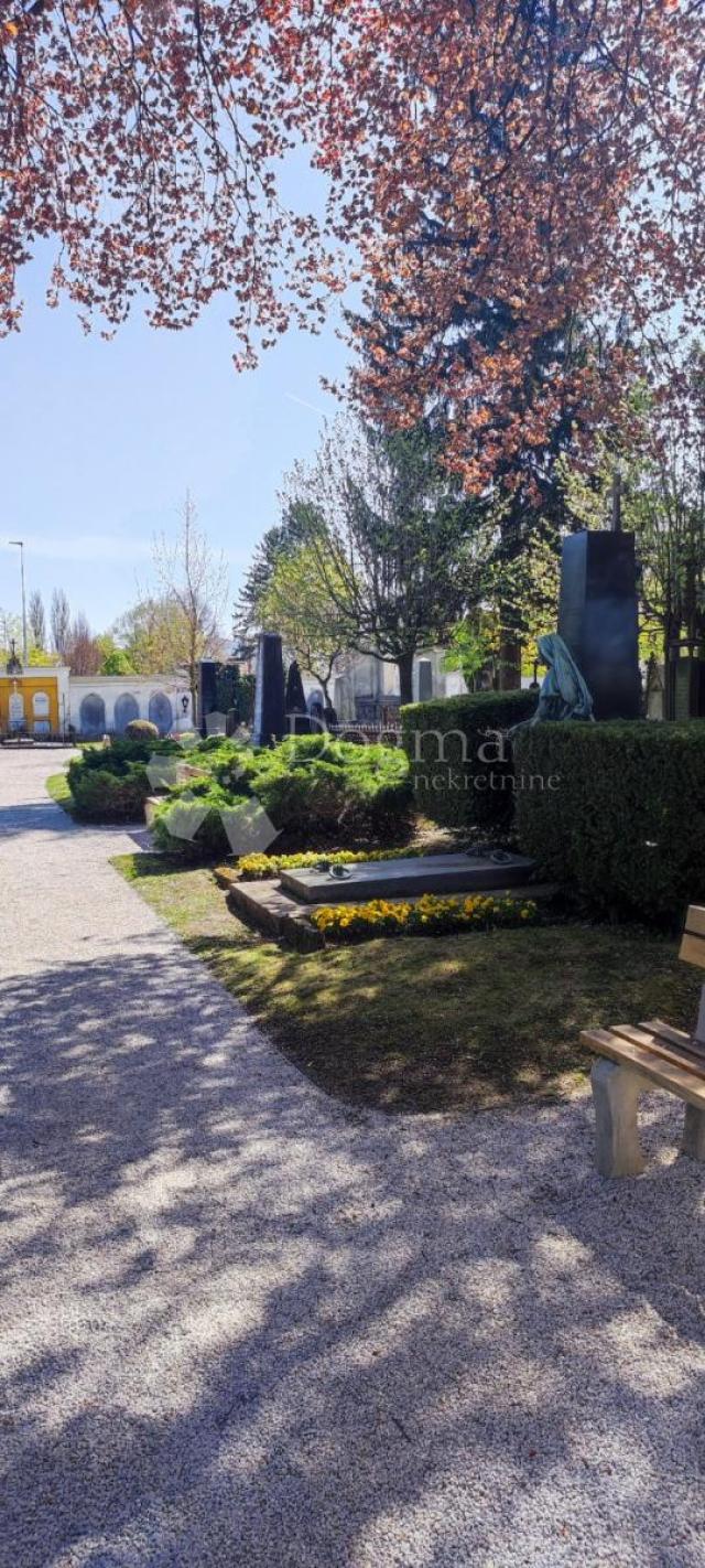 GROBNICA NA CENTRALNOJ POZICIJI VARAŽDINSKOG GROBLJA