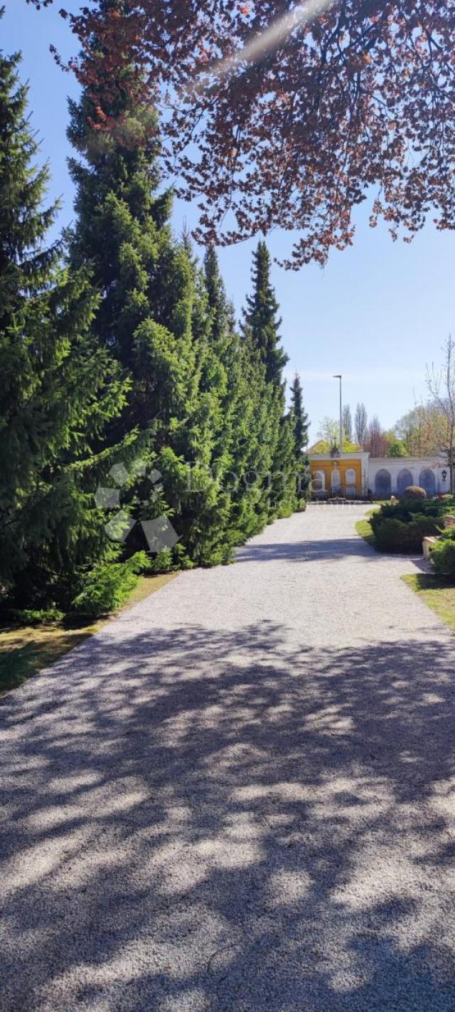 GROBNICA NA CENTRALNOJ POZICIJI VARAŽDINSKOG GROBLJA