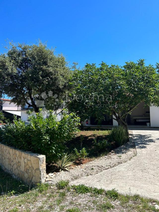Lijepa uređena kuća - 2 km od mora