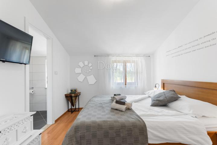 Tri kuće za odmor na 4500 m² okućnice! 