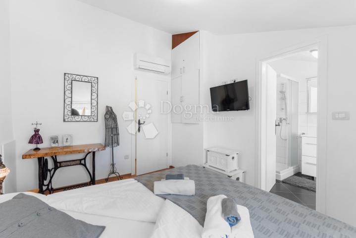 Tri kuće za odmor na 4500 m² okućnice! 