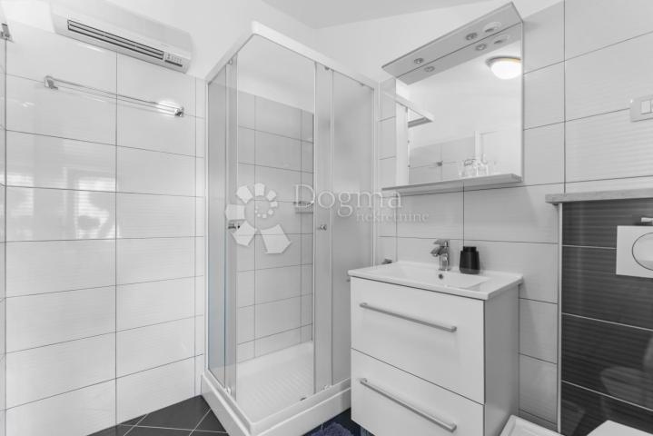 Tri kuće za odmor na 4500 m² okućnice! 