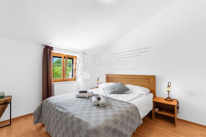 Tri kuće za odmor na 4500 m² okućnice! 