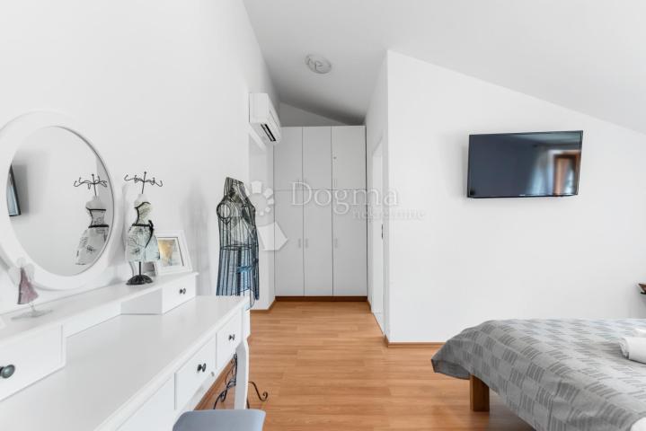Tri kuće za odmor na 4500 m² okućnice! 