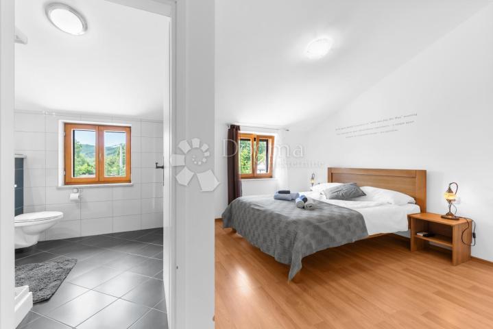 Tri kuće za odmor na 4500 m² okućnice! 