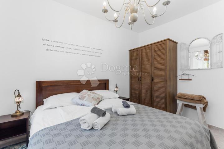 Tri kuće za odmor na 4500 m² okućnice! 