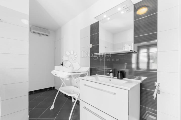 Tri kuće za odmor na 4500 m² okućnice! 