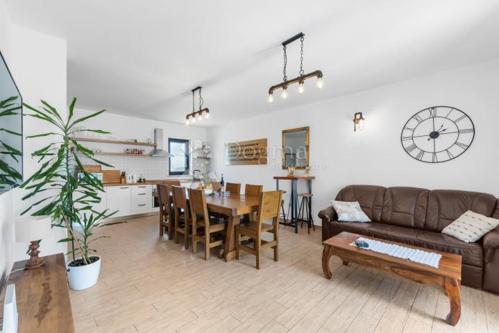 Tri kuće za odmor na 4500 m² okućnice! 