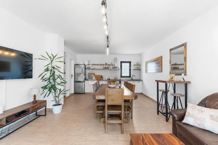Tri kuće za odmor na 4500 m² okućnice! 