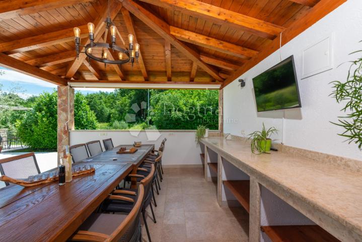 Tri kuće za odmor na 4500 m² okućnice! 