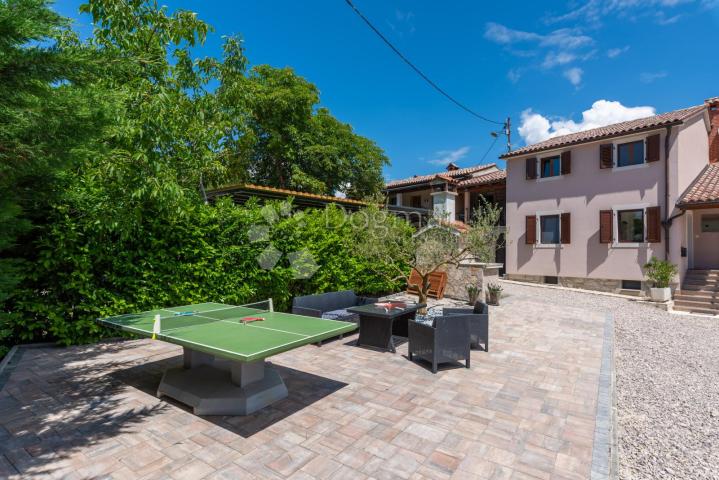Tri kuće za odmor na 4500 m² okućnice! 