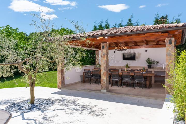 Tri kuće za odmor na 4500 m² okućnice! 