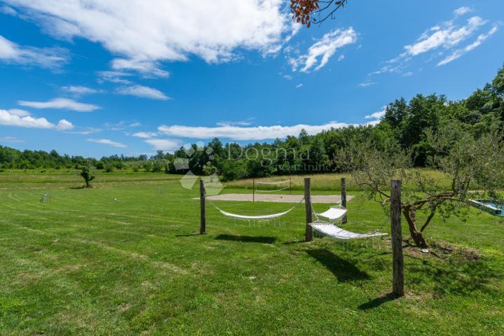 Tri kuće za odmor na 4500 m² okućnice! 