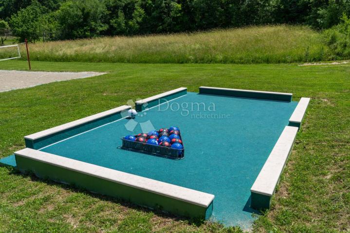 Tri kuće za odmor na 4500 m² okućnice! 