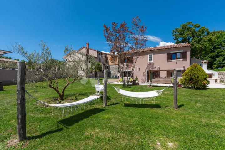 Tri kuće za odmor na 4500 m² okućnice! 