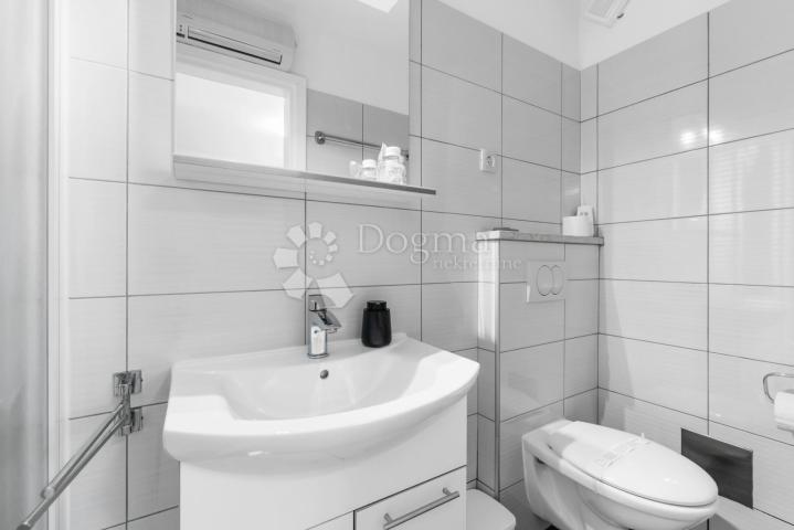 Tri kuće za odmor na 4500 m² okućnice! 