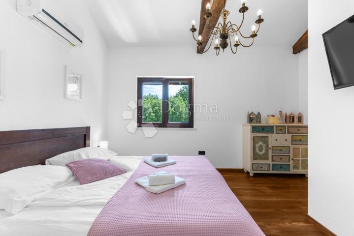 Tri kuće za odmor na 4500 m² okućnice! 