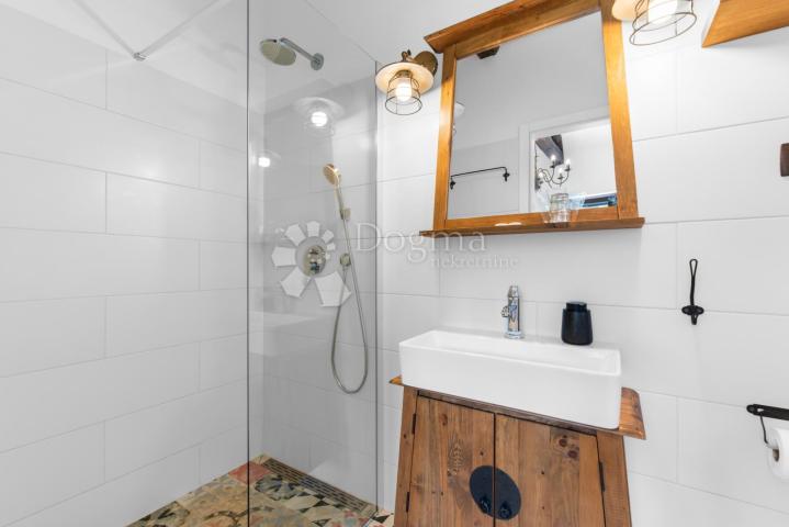 Tri kuće za odmor na 4500 m² okućnice! 