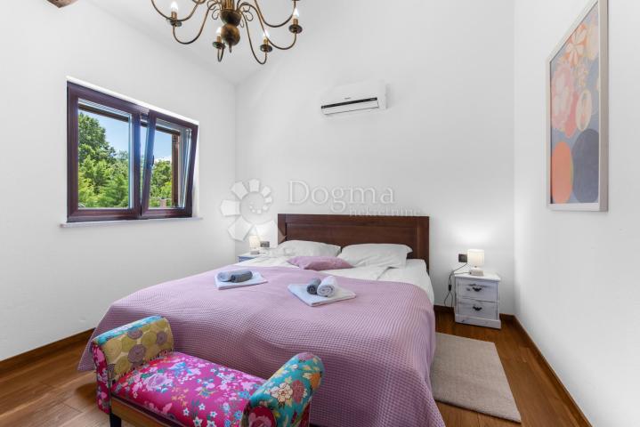 Tri kuće za odmor na 4500 m² okućnice! 